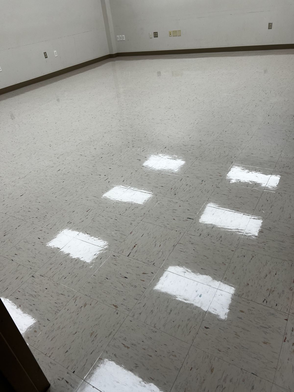 Empty room with white streaked VCT and a high-gloss finish