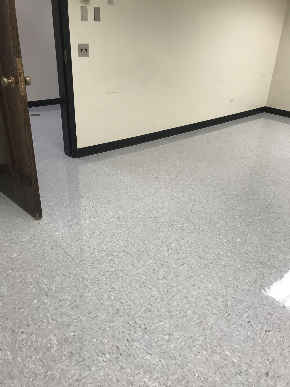 Gray streaked VCT in an office room, high-gloss finish